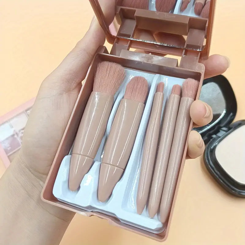 Ensemble de pinceaux de maquillage de taille voyage 5 pièces avec étui et miroir, petit kit de pinceaux cosmétiques à fonction complète, professionnel pour le mélange de fond de teint en poudre libre de fard à paupières, parfait pour les déplacements 