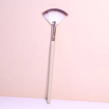 1pc Fan-shaped Makeup Brush Fluffy Powder Blush Brush Highlight Brush, Skin Color Handle, Soft Powder Brush Facial Applicator Makeup Tool Professional For Beginner