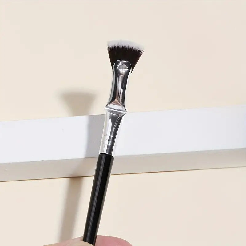 Get Natural Lifted Eyelashes with Our Professional Mascara Fan Brush - No Smearing or Clumping!