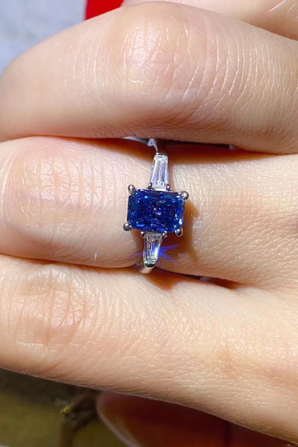 Anillo rectangular chapado en platino con moissanita de 1 quilate en azul