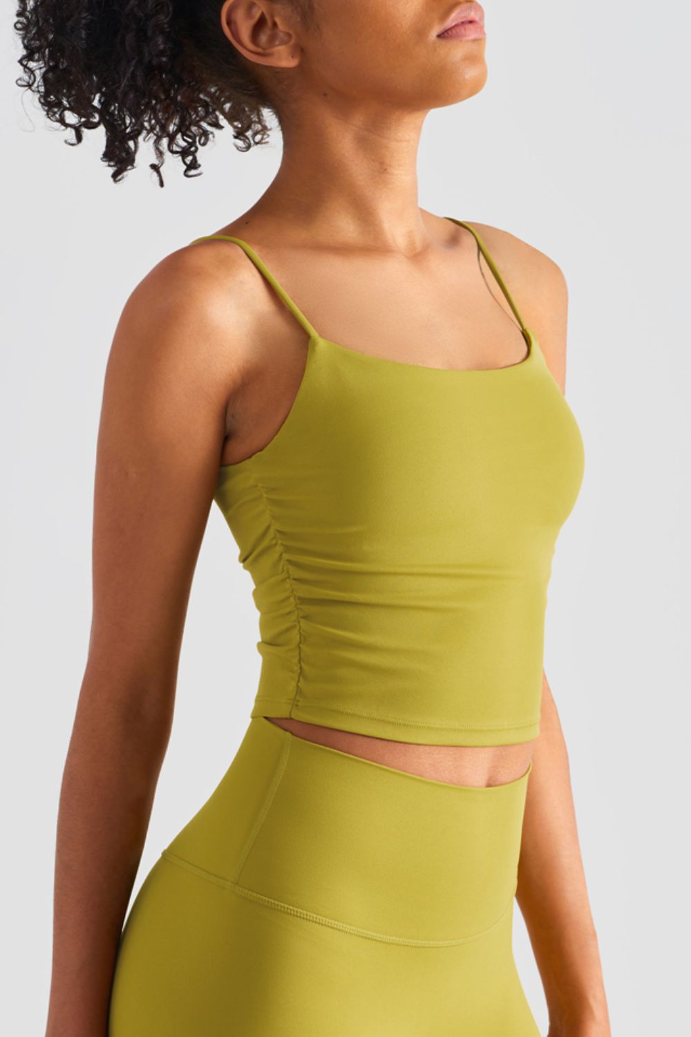 Camisole de sport courte à détails froncés