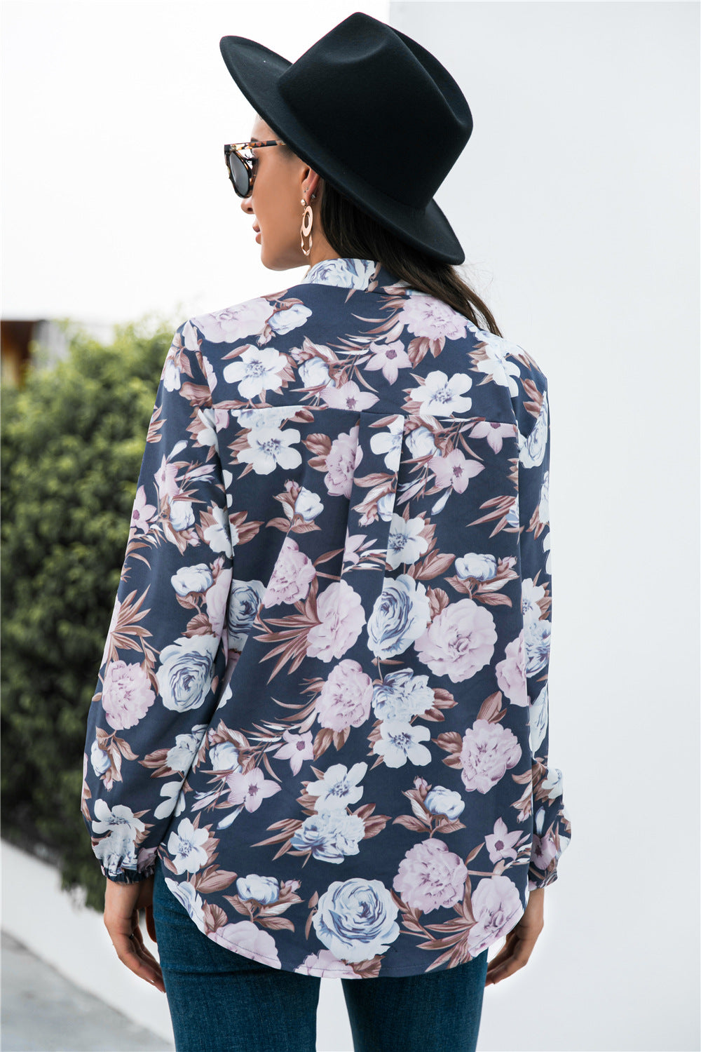 Camisa con botones y cuello simulado con estampado floral