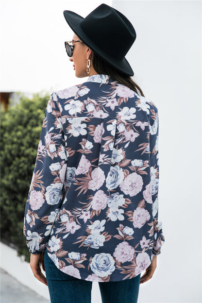 Camisa con botones y cuello simulado con estampado floral