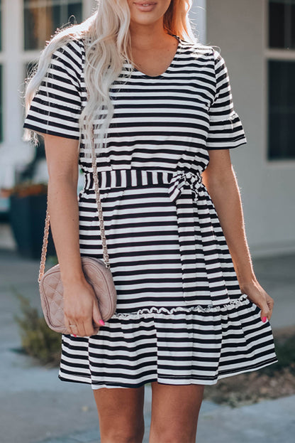 Vestido a rayas con cuello en V y ribete de volantes