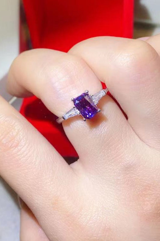 Anillo rectangular chapado en platino con moissanita de 1 quilate en color morado