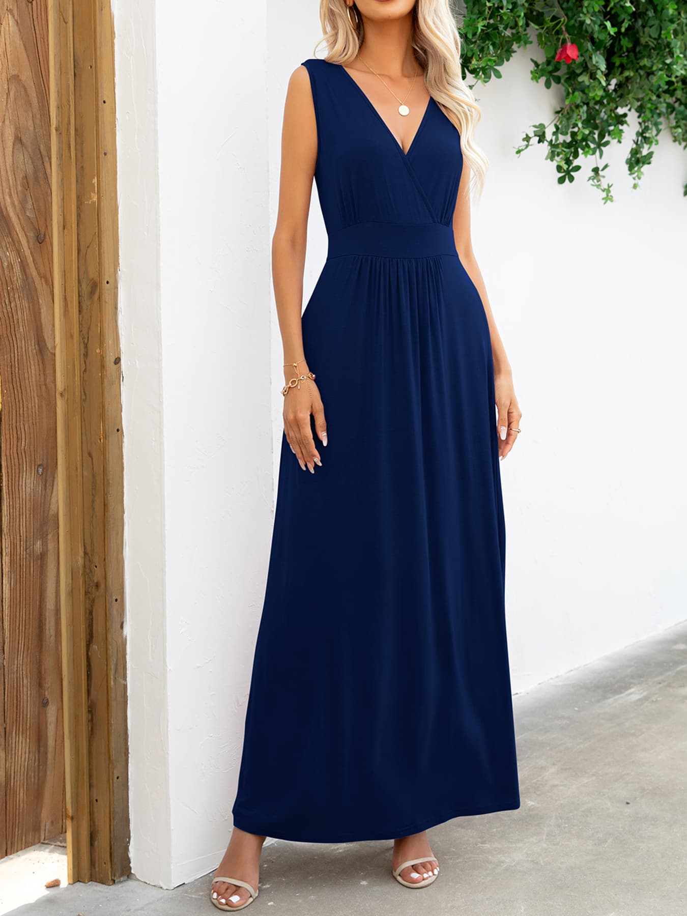 Robe longue sans manches à col surplis