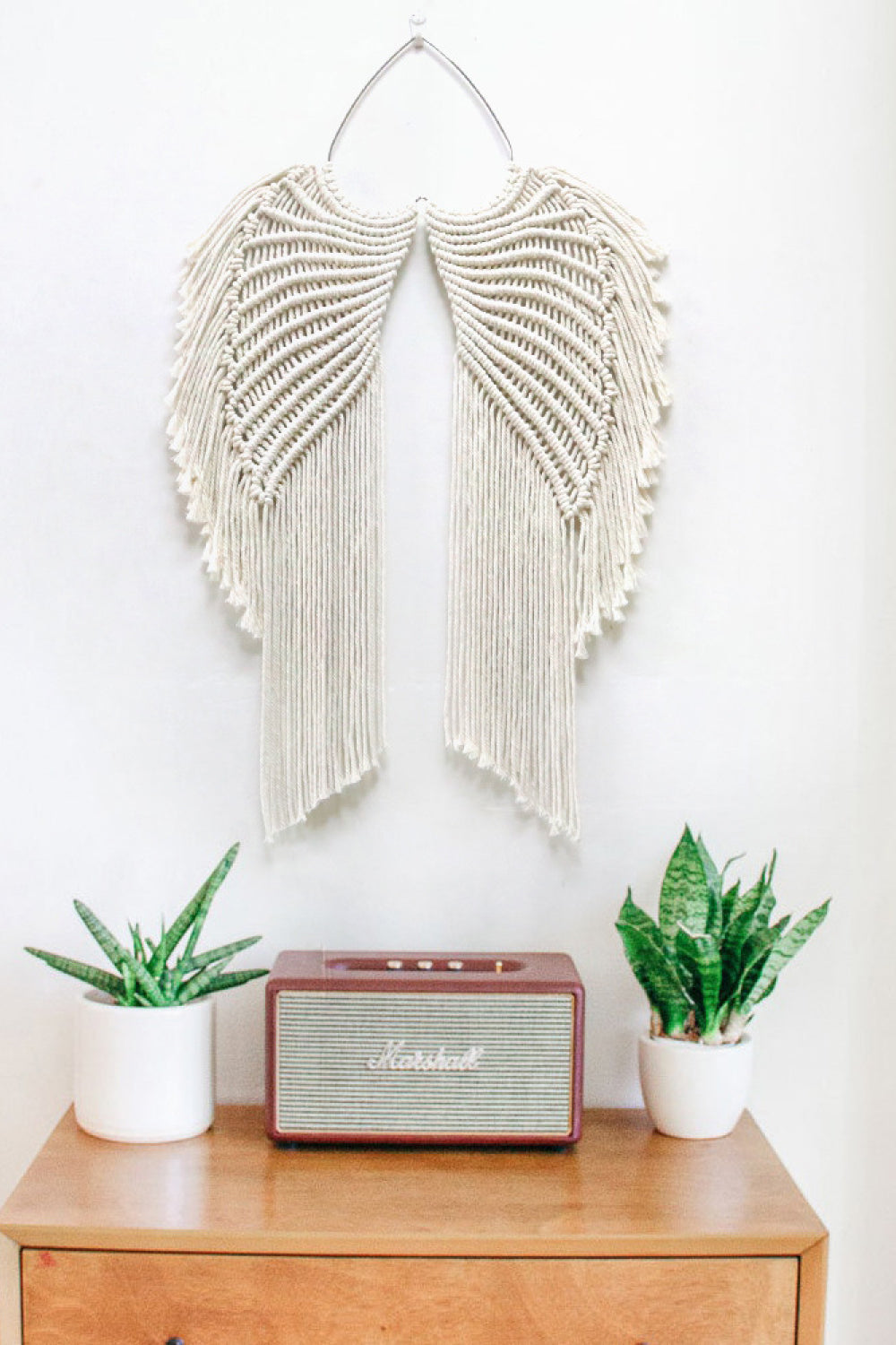 Colgante de pared con alas de ángel en macramé