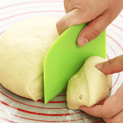 1pc Plastic Cake Cream Spatula: The Perfect Baking Tool for Smoothly Scooping Cake, Dough, and Butter!