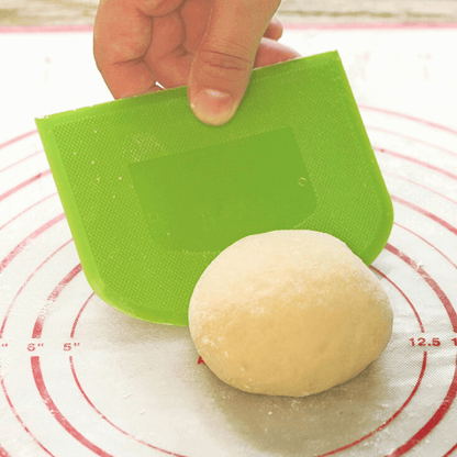 1pc Plastic Cake Cream Spatula: The Perfect Baking Tool for Smoothly Scooping Cake, Dough, and Butter!