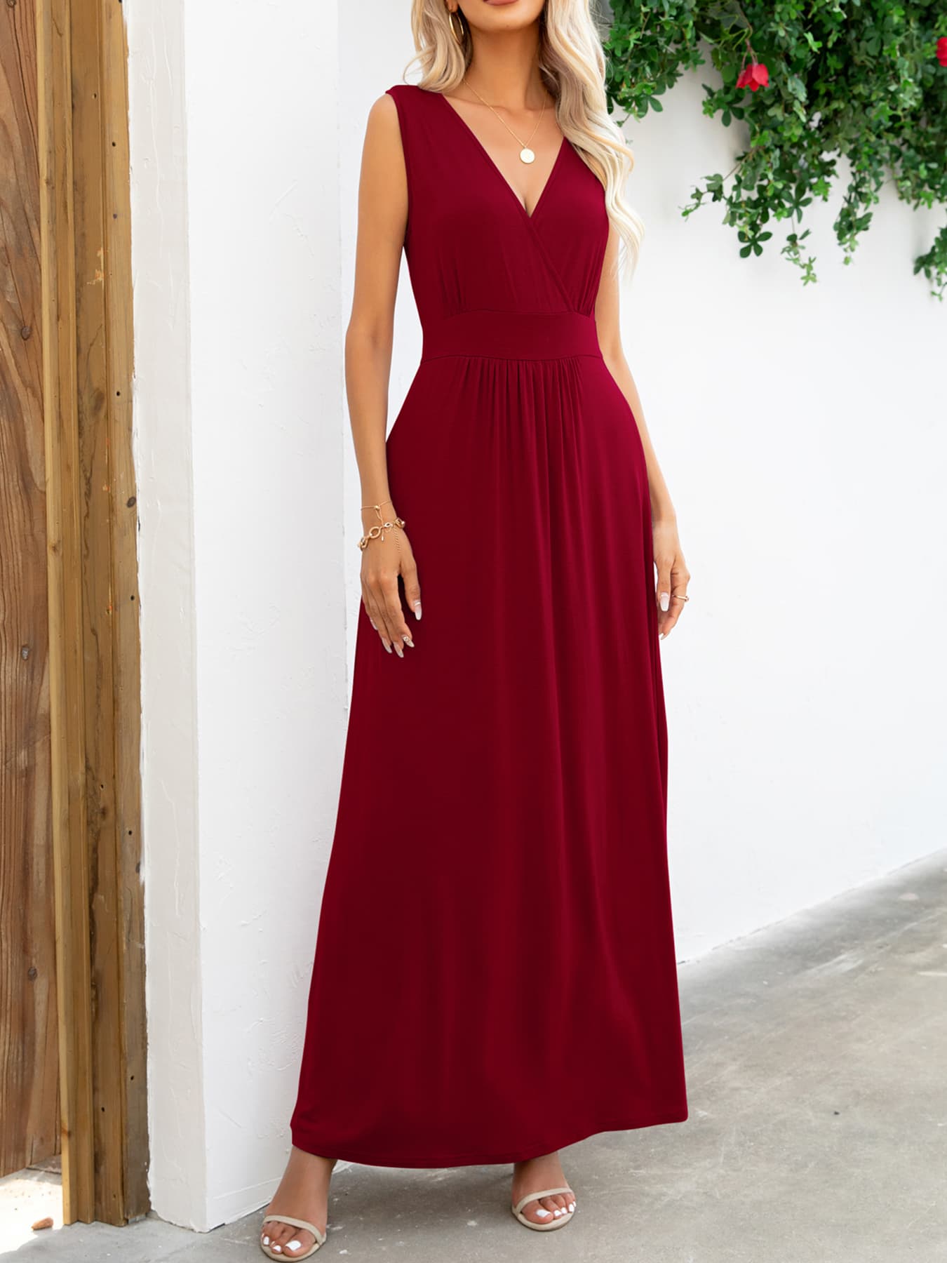 Robe longue sans manches à col surplis