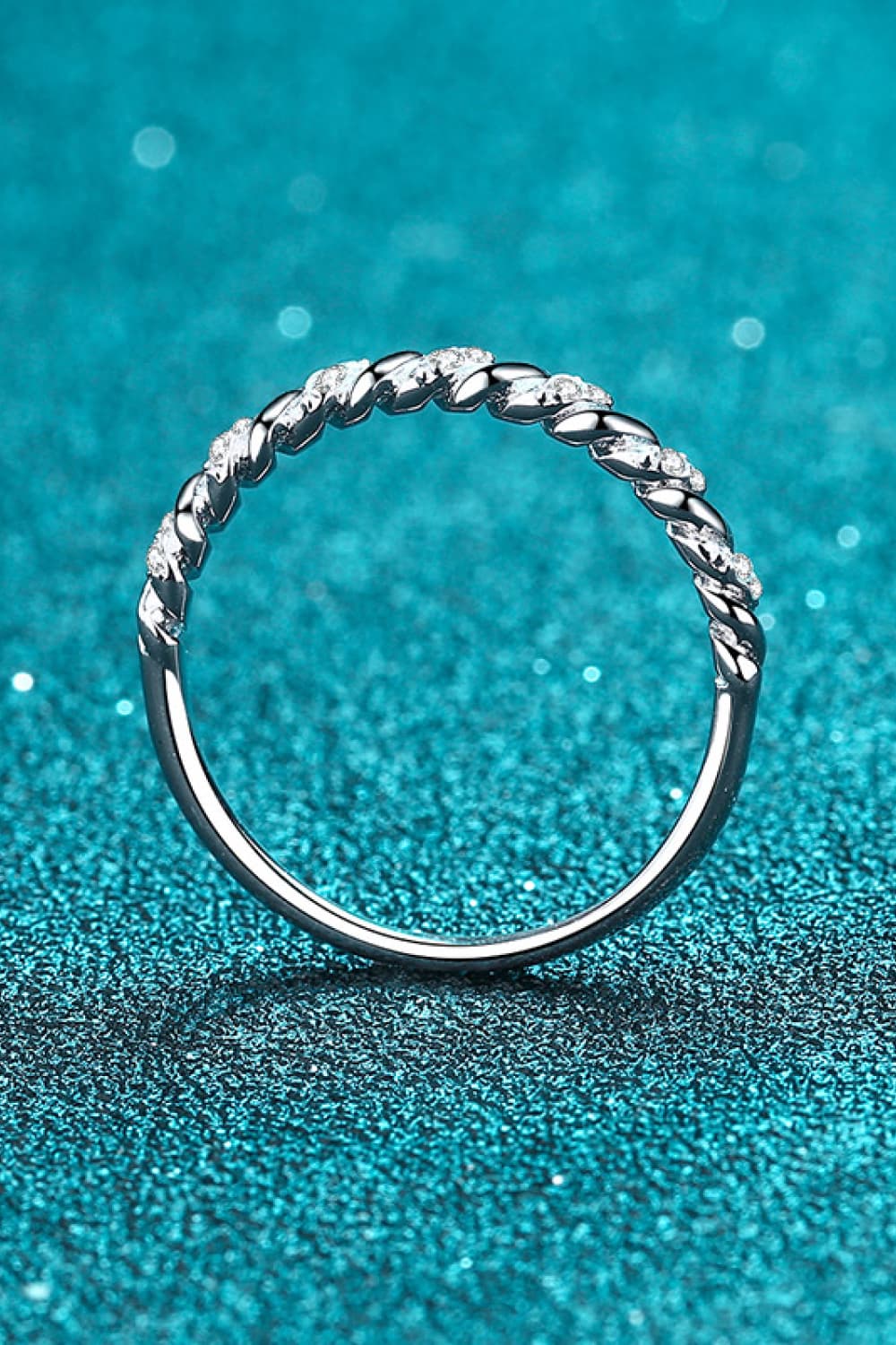 Bague demi-éternité plaquée rhodium moissanite