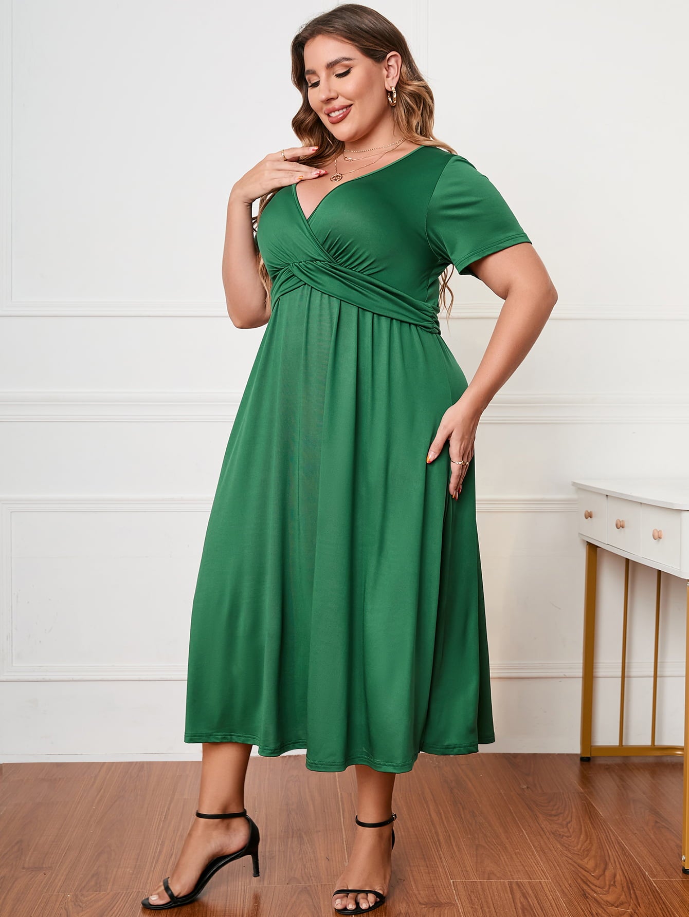 Robe Midi à Manches Courtes et Col Surplis de Grande Taille