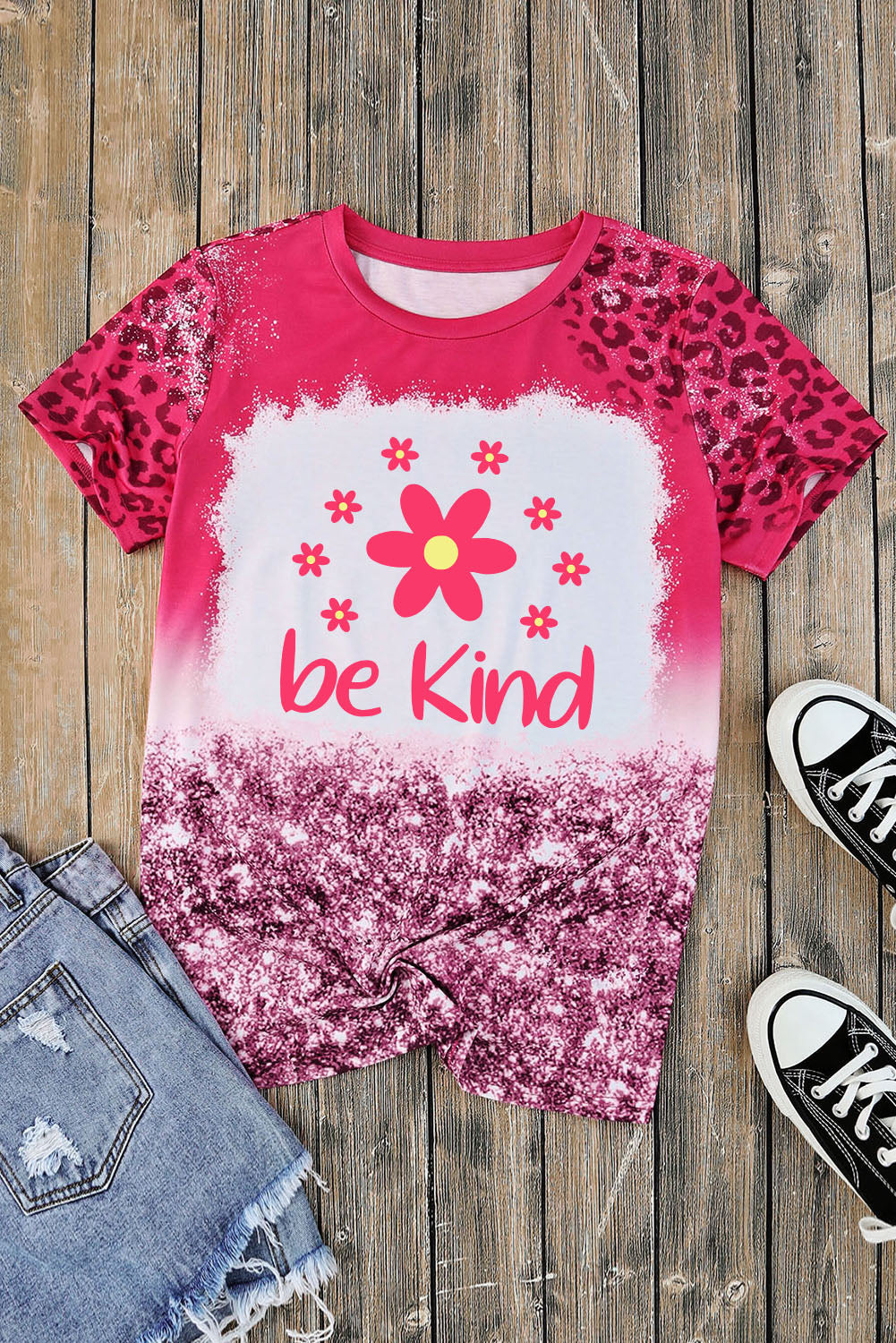 BE KIND Camiseta con estampado de flores y leopardo