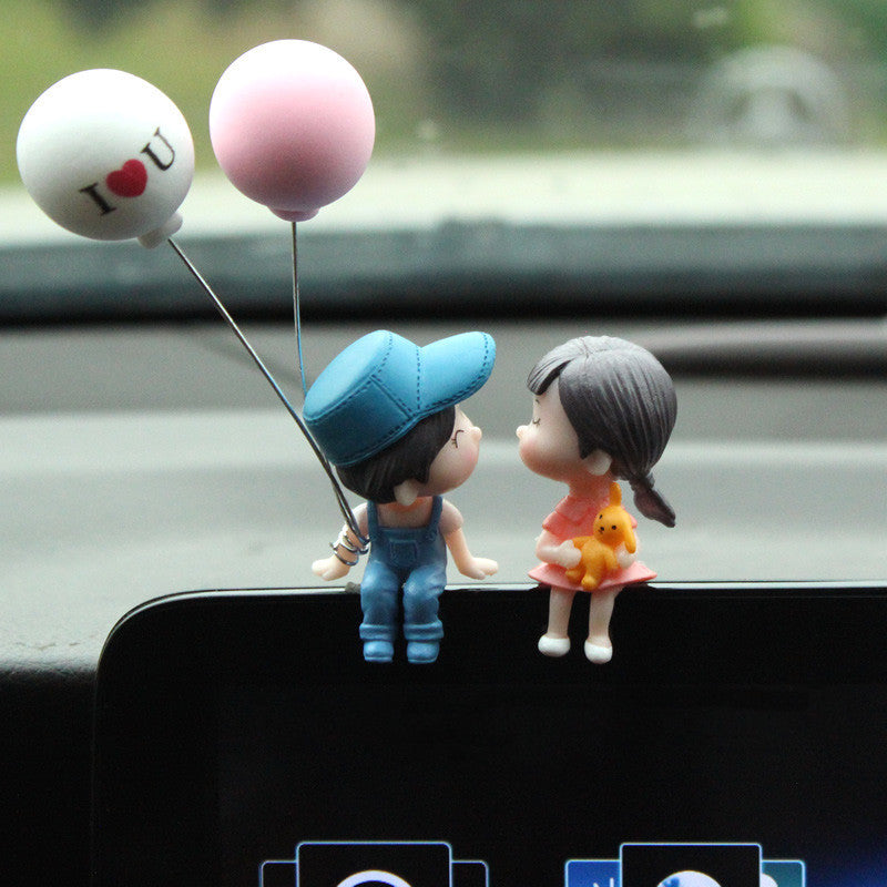 Ajoutez une touche de gentillesse à votre tableau de bord de voiture avec ces ornements de ballons figurines d'action de couple ! 