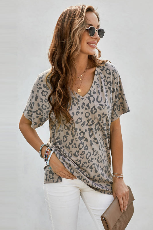 Camiseta con cuello en V y bolsillo de leopardo