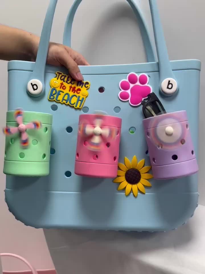 Porte-bouteille de plage, accessoire de charme en plastique léger compatible avec les sacs Bogg, gardez les bouteilles, les crèmes solaires et les canettes de boisson à portée de main avec votre sac fourre-tout 