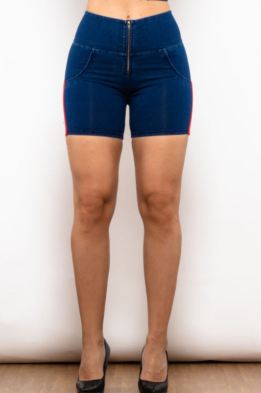 Short en jean à fermeture éclair et rayures latérales pleine taille