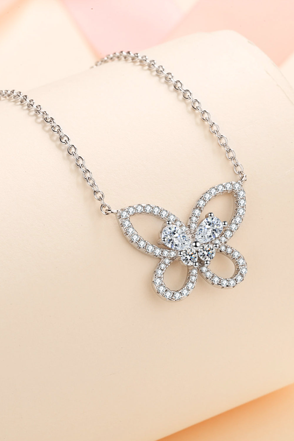 Collier pendentif papillon moissanite