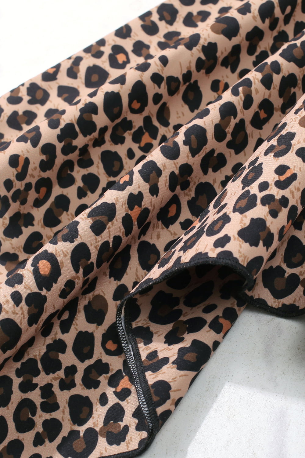 Vestido de niñas con estampado de leopardo y dobladillo tipo pañuelo