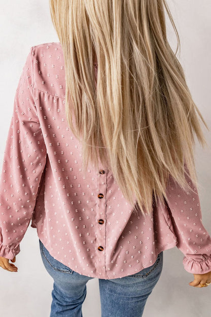 Blusa con detalle de botones y mangas con volantes de lunares suizos