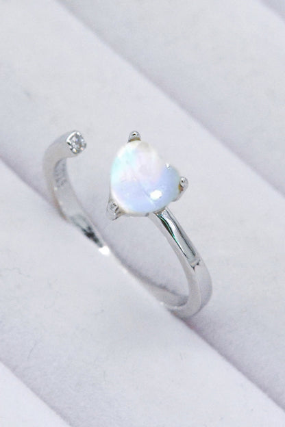 Anillo abierto ajustable con corazón de piedra lunar con incrustaciones