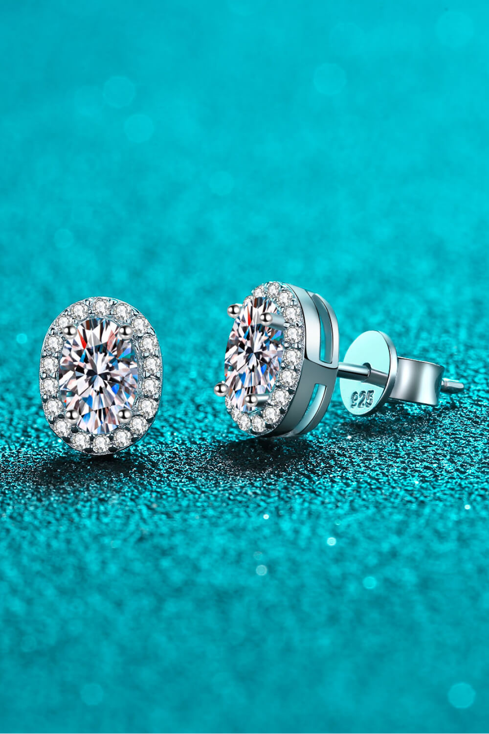 Boucles d'oreilles à tige en moissanite de style futur