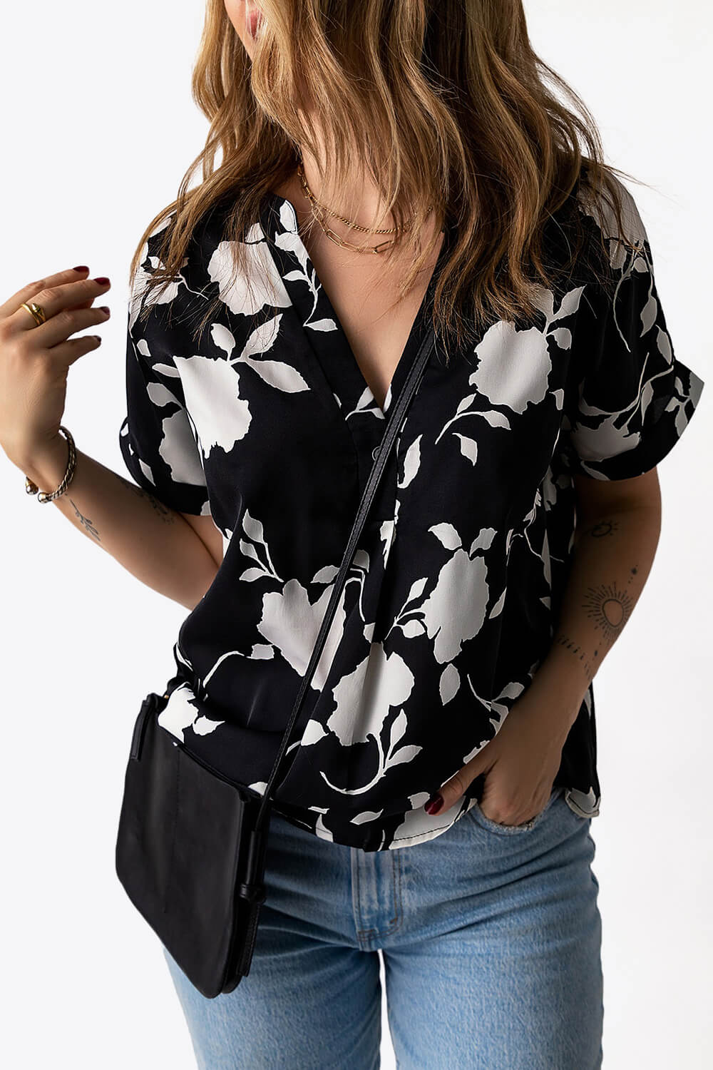 Blusa floral de manga corta con puños y cuello con muescas