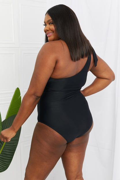 Maillot de bain une pièce asymétrique à décolleté plongeant Marina West Swim en noir