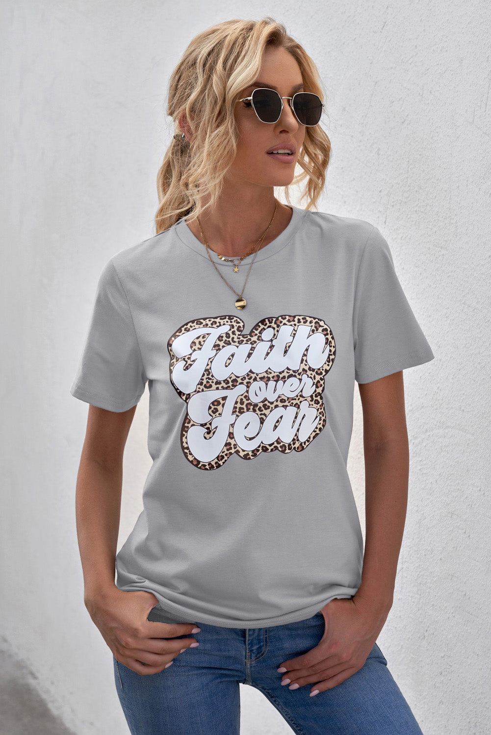 Camiseta estampada con cuello redondo FAITH OVER FEAR