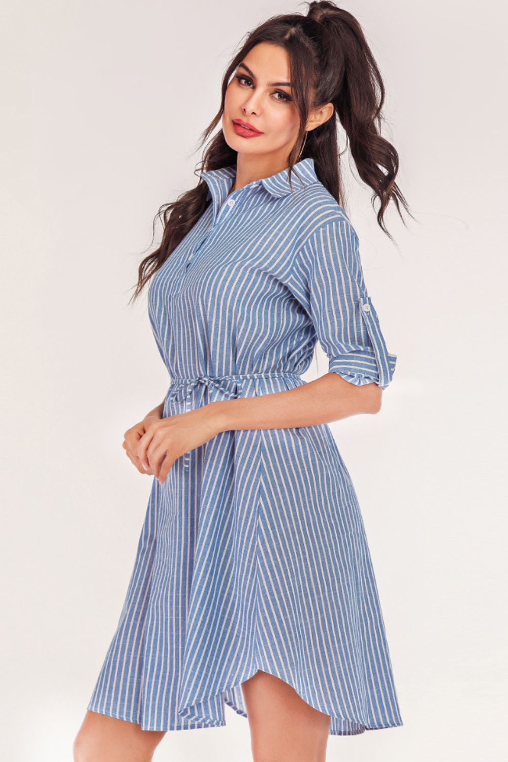 Robe chemise rayée à manches quart de bouton et à patte roulée, pleine taille