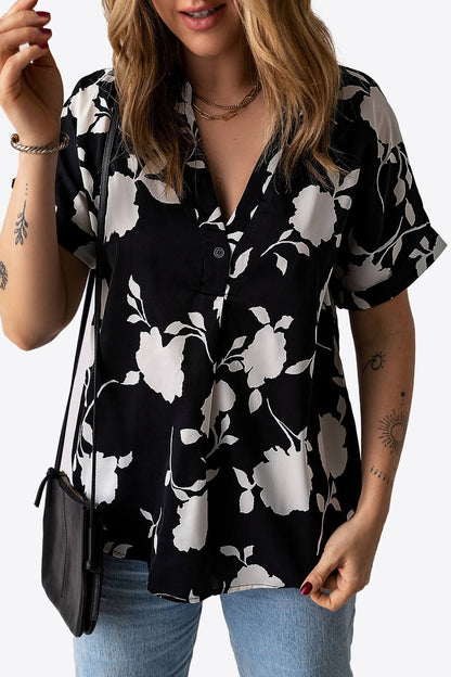 Blusa floral de manga corta con puños y cuello con muescas