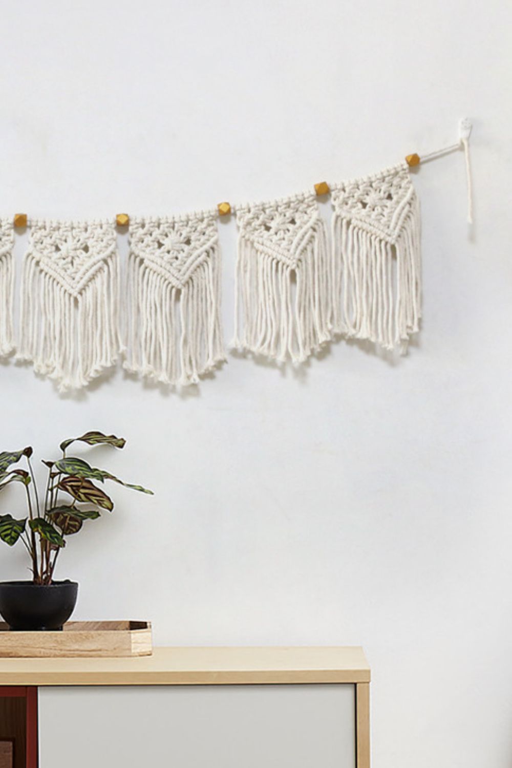 Décoration murale à franges en macramé avec bordure en perles