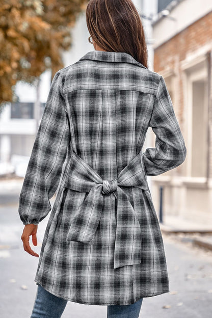 Robe chemise courte à carreaux nouée sur le devant