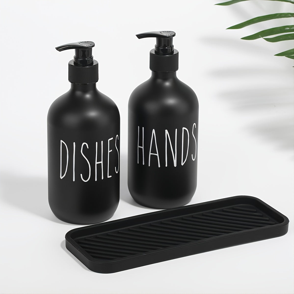 Paquet de 2 bouteilles distributrices de savon en plastique noir mat, ensemble distributeur de savon pour les mains et de savon à vaisselle réutilisable, récipient à savon avec pompe 