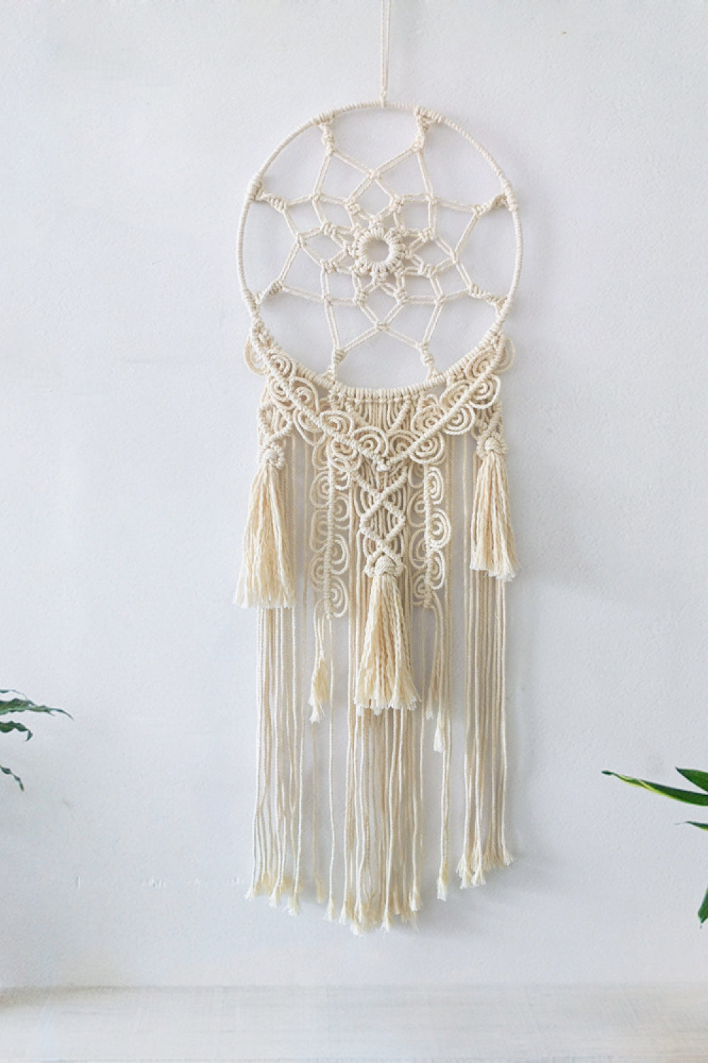 Decoración colgante de pared con flecos de macramé