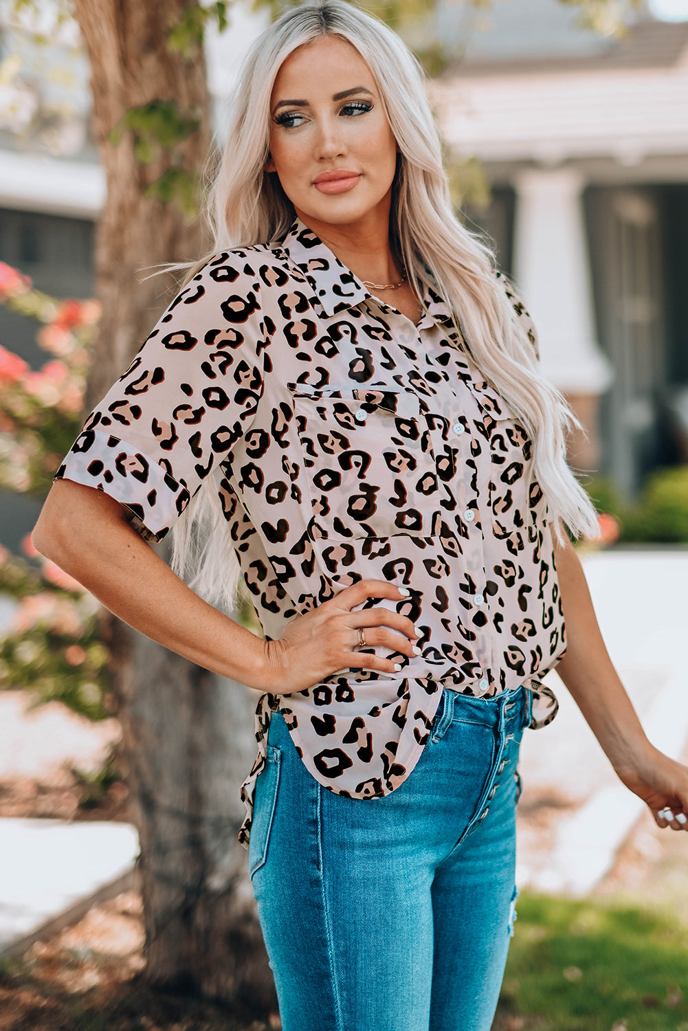 Camisa de manga corta con botones de leopardo y bolsillos en el pecho