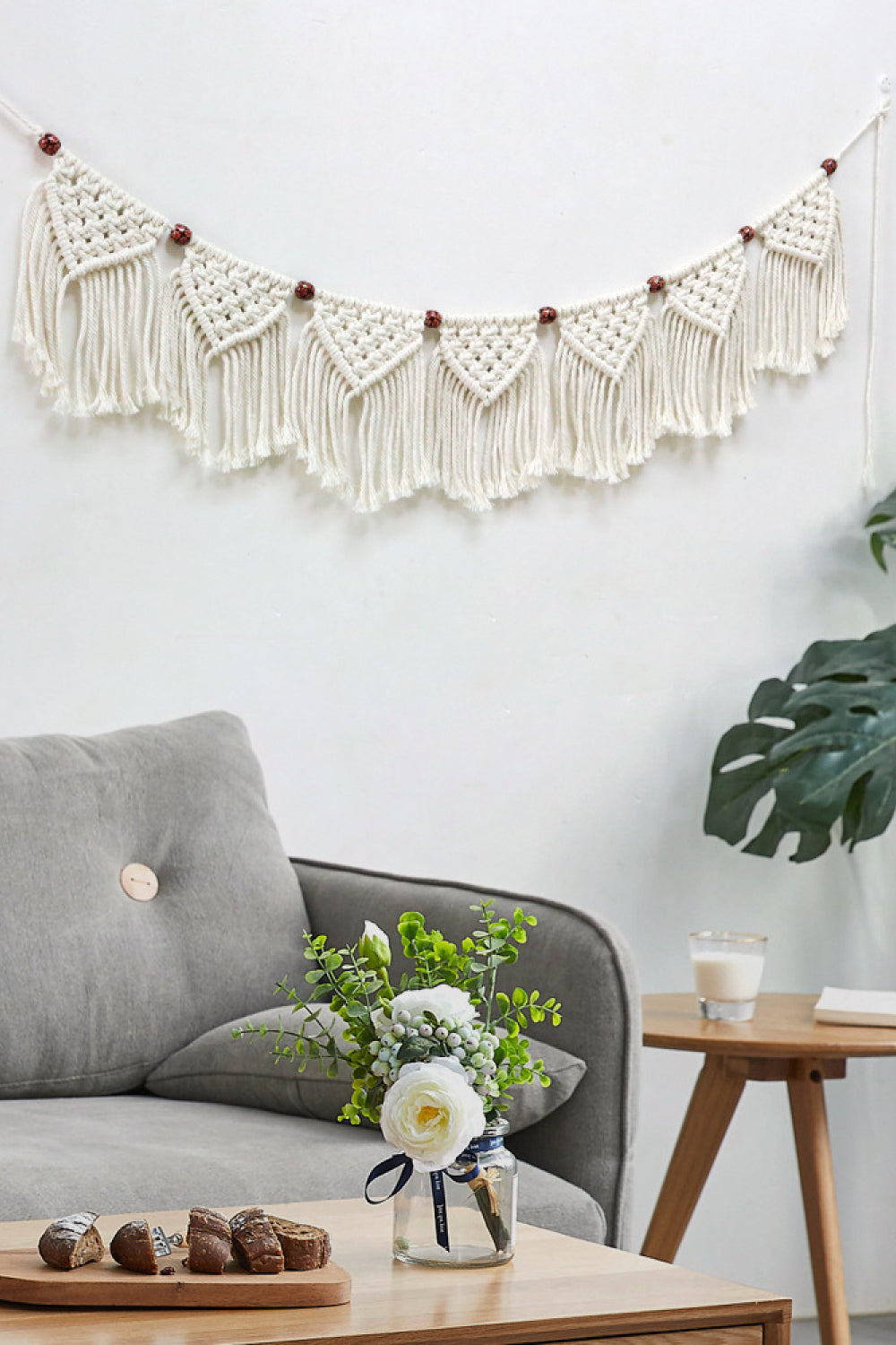 Décoration murale à franges en macramé avec bordure en perles