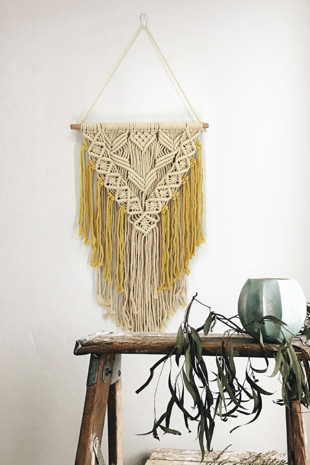 Colgante de pared de macramé con flecos en contraste