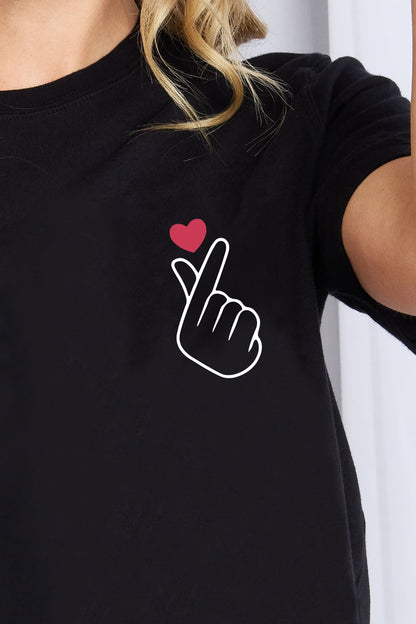 Camiseta de algodón con gráfico de emoji y corazón de dedo de Simply Love