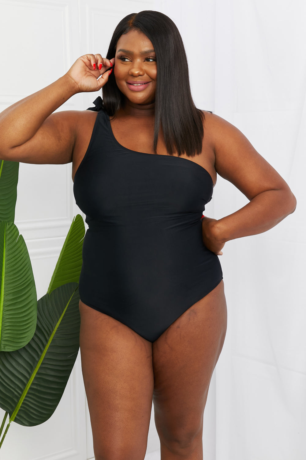 Maillot de bain une pièce asymétrique à décolleté plongeant Marina West Swim en noir