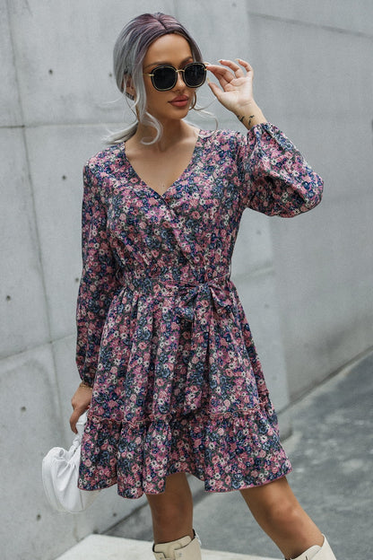 Mini-robe à imprimé floral, nouée à la taille, col surplis