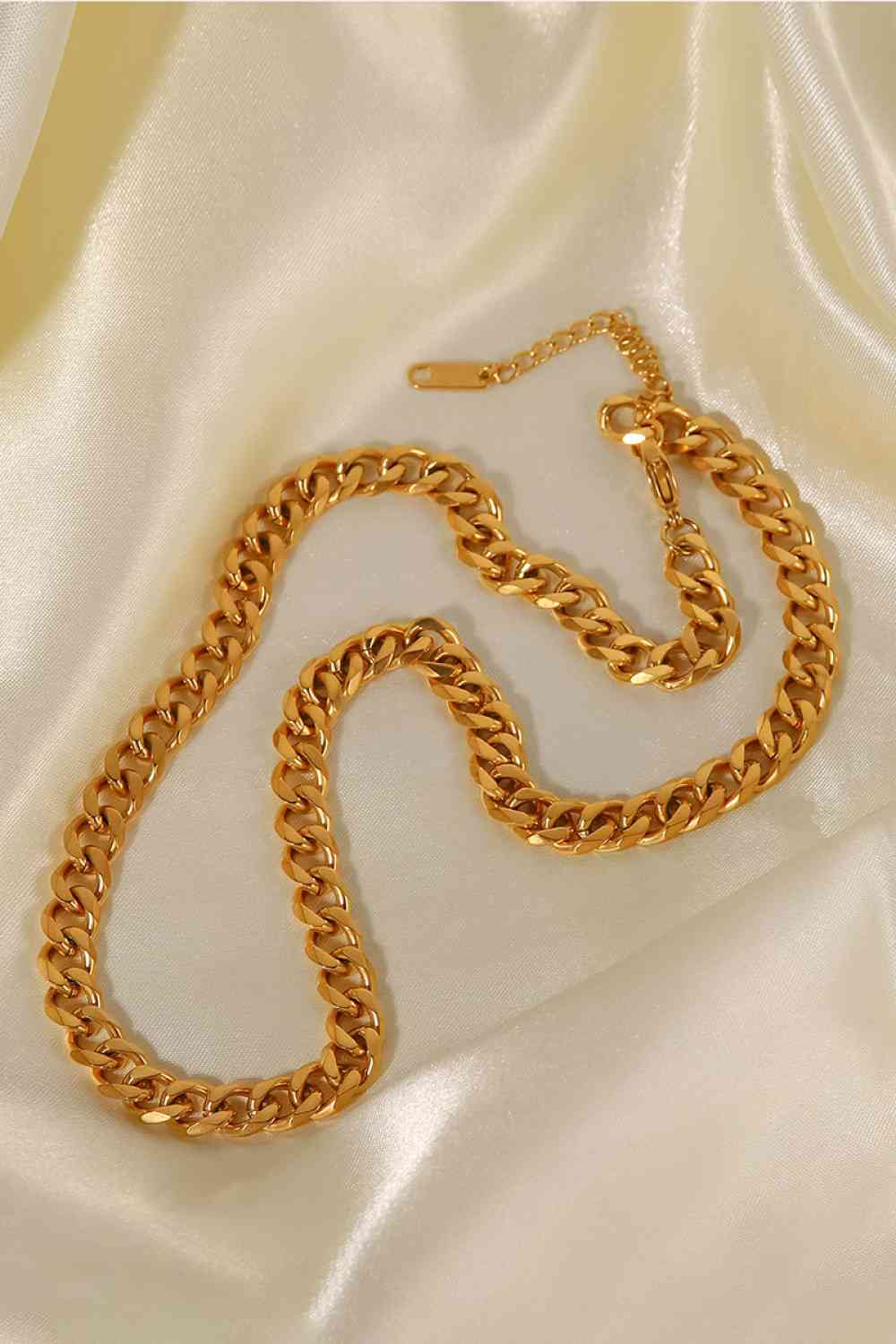 Collier minimaliste à chaîne gourmette plaqué or 18 carats