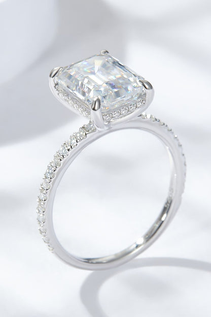 Bague en pierre latérale de moissanite de 4 carats taille émeraude