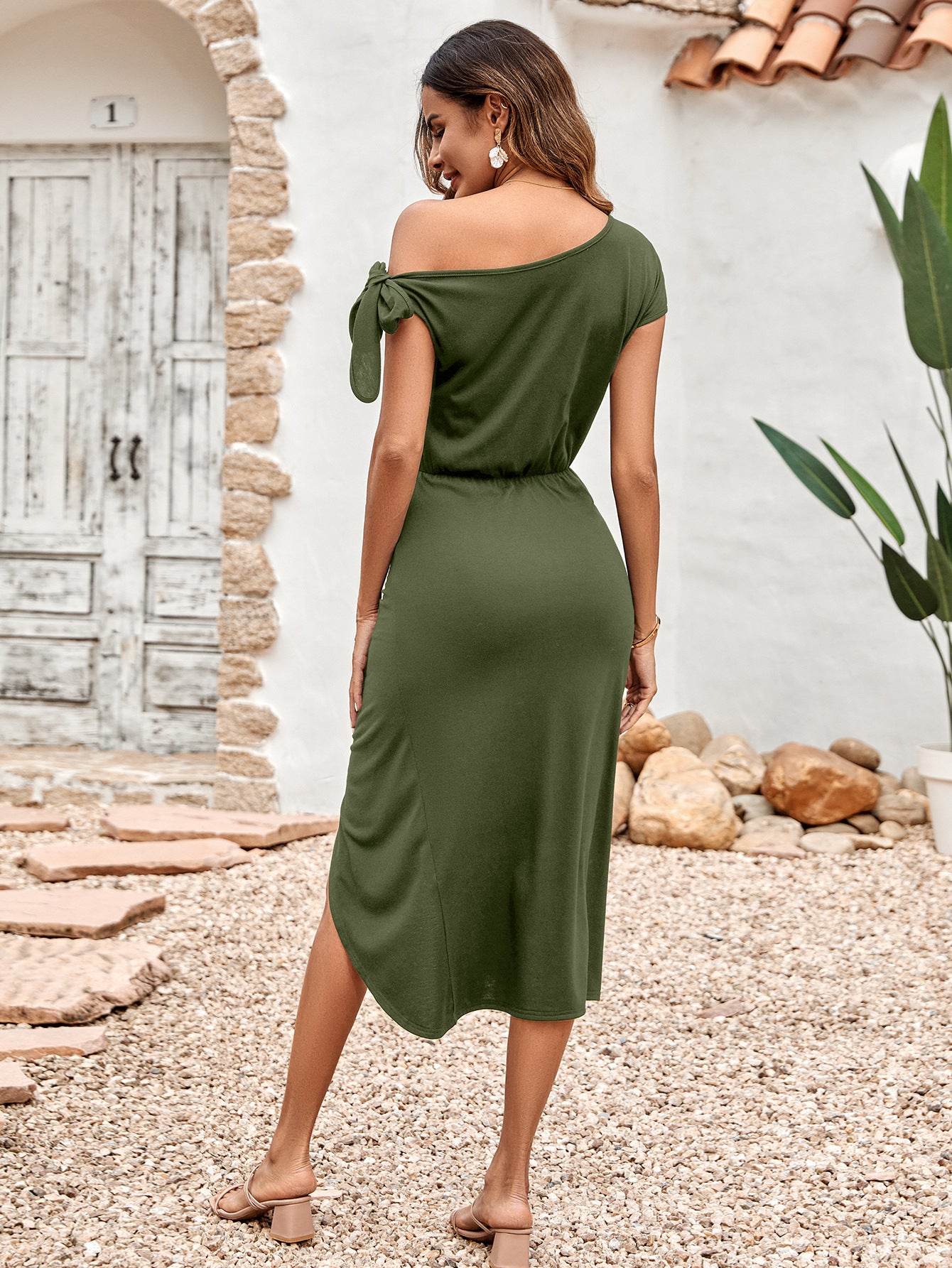 Robe midi asymétrique fendue sur le devant