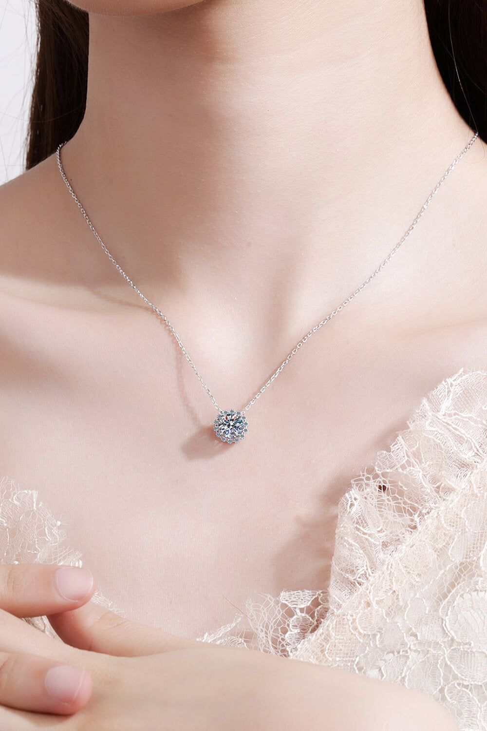 Collier pendentif moissanite en forme de fleur