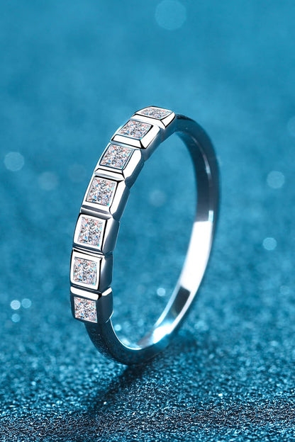 Bague demi-éternité plaquée rhodium moissanite