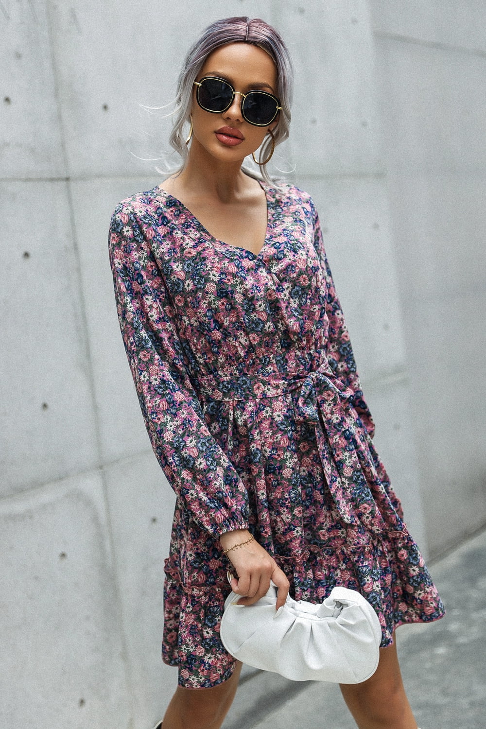 Mini-robe à imprimé floral, nouée à la taille, col surplis