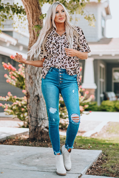 Camisa de manga corta con botones de leopardo y bolsillos en el pecho