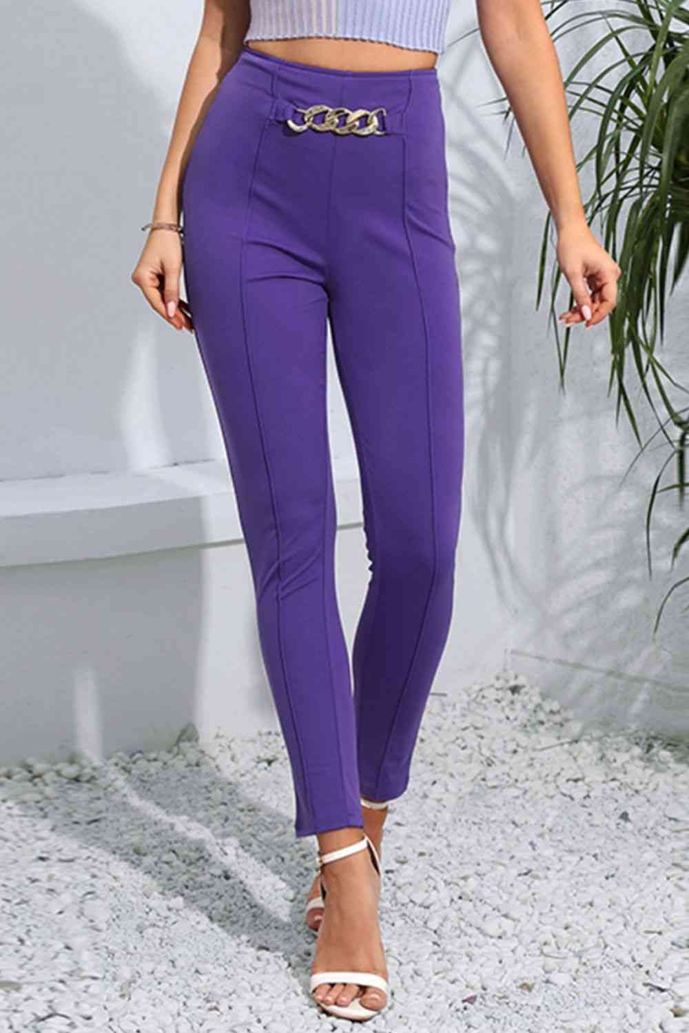 Pantalon court coupe slim avec détails en chaîne