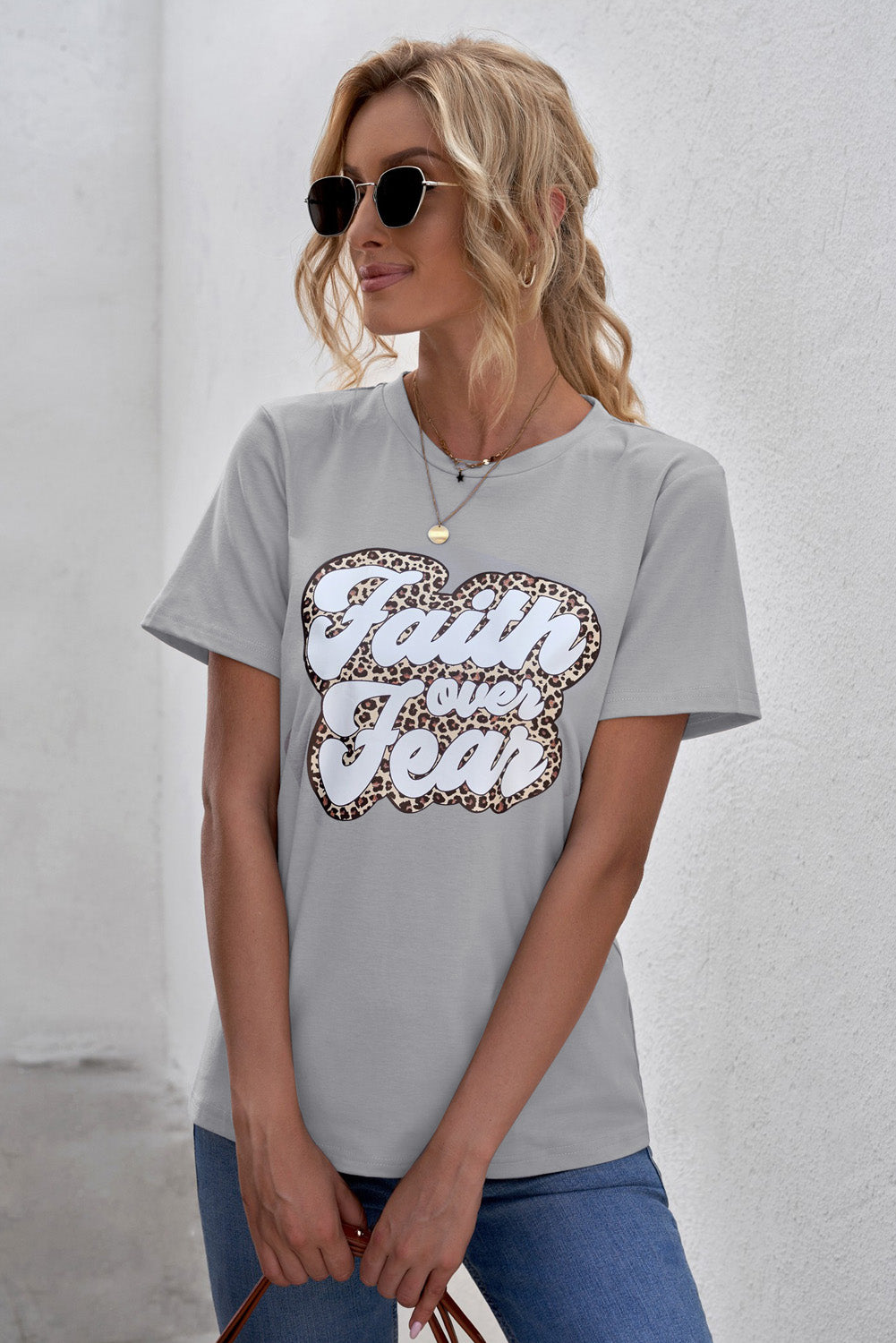 Camiseta estampada con cuello redondo FAITH OVER FEAR